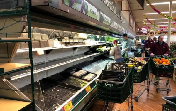Магазин выкинул продукты на 35 тысяч долларов из-за кашлявшей женщины - «В мире»
