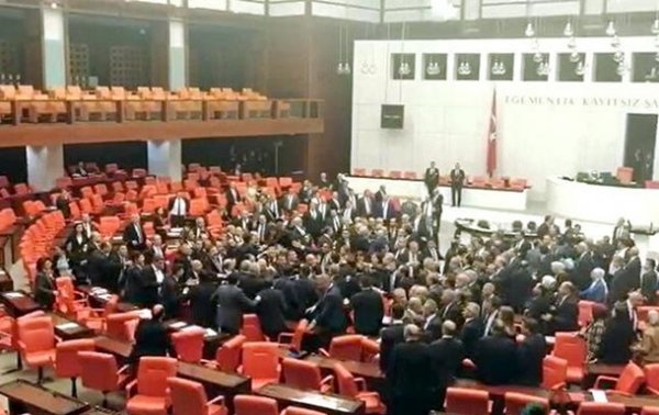 Массовая драка произошла в парламенте Турции - «В мире»