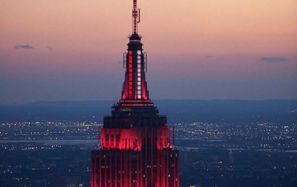 Небоскреб Нью-Йорка подсветили в честь медиков - (видео)