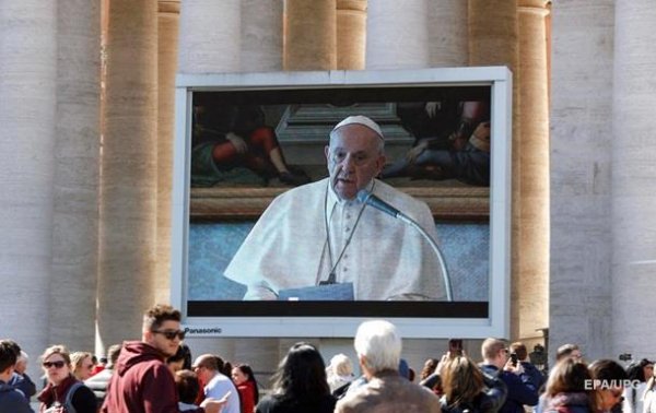 Папа римский впервые провел воскресную проповедь по видеотрансляции - «В мире»