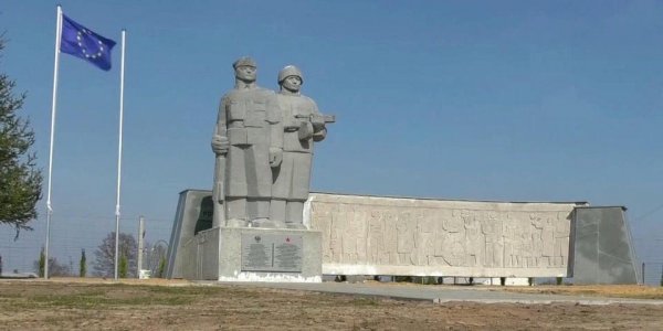 Поляк спас советский памятник от уничтожения, поместив его на свой участок - «Политика»