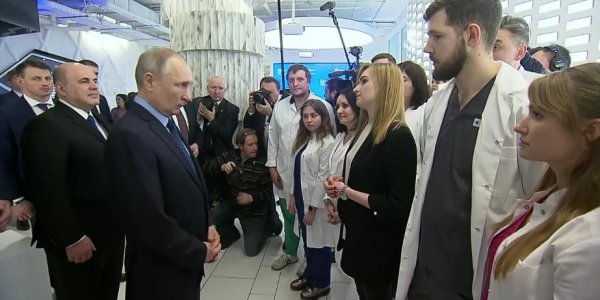 Президент Путин посетил АНО "Диалог", где ознакомился с работой центра по мониторингу ситуации с коронавирусом - «Политика»