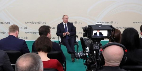 Путин поручил упростить оформление материнского капитала - «Политика»