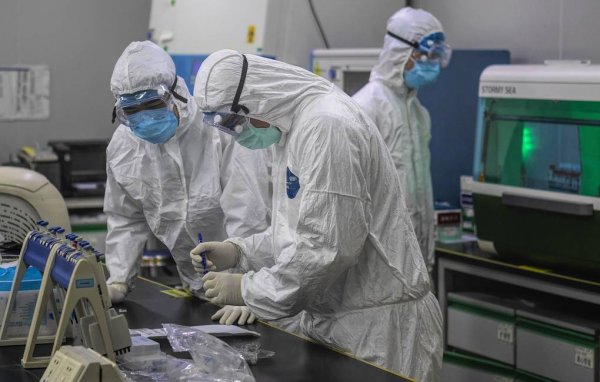 «Ростех» разрабатывает производство мини-лаборатории по диагностированию COVID-19 - «Новороссия»