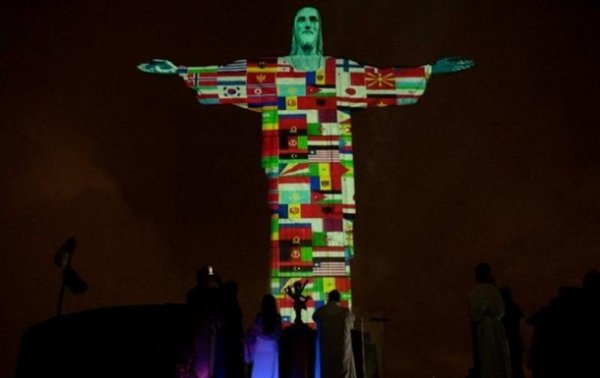 Статую Христа подсветили флагами стран, пострадавших от COVID-19 - (видео)