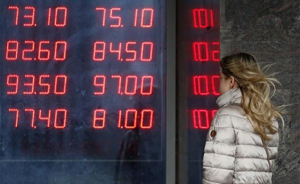 Украинская гривна неожиданно оказалась устойчивее рубля - «Экономика»
