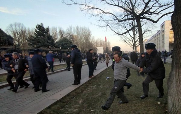В Бишкеке милиция разогнала митинг водометом и слезоточивым газом - «В мире»