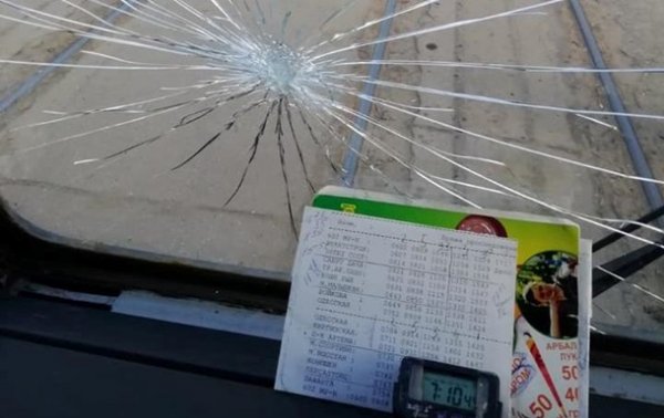 В Харькове разозленные пассажиры разбили окно в трамвае - (видео)