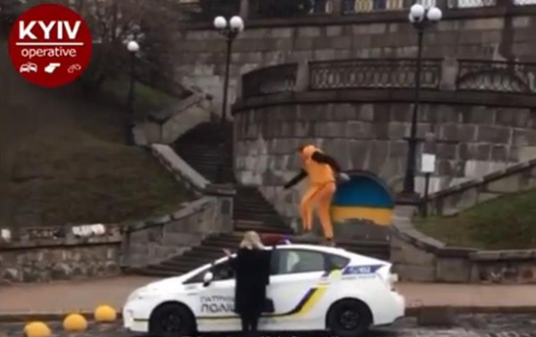 В Киеве хулиган бегал по крыше полицейского авто - «Украина»