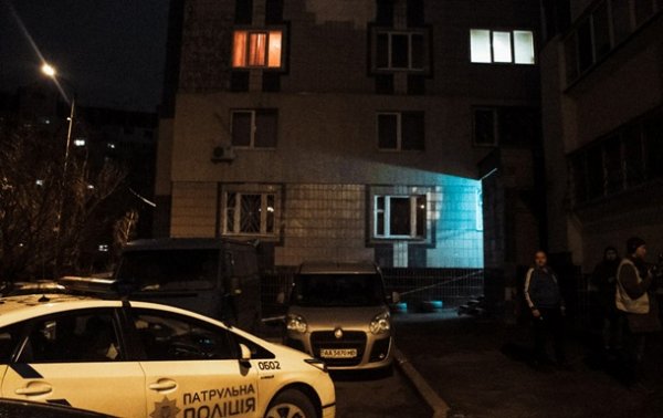 В Киеве мужчина выпрыгнул из окна многоэтажки − СМИ - (видео)