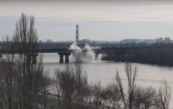 В Киеве на мосту Патона прорвало теплотрассу - «Украина»