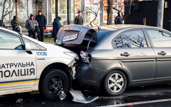 В Киеве патрульный на Prius протаранил два авто - (видео)