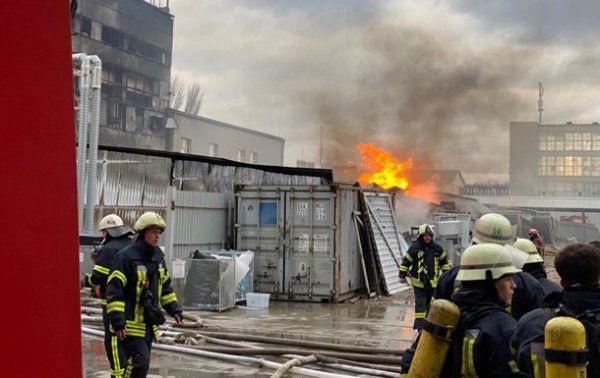 В Киеве произошел пожар на химзаводе Укроргсинтез - «Украина»