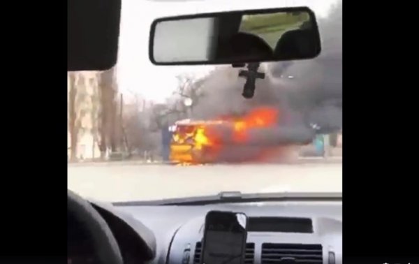 В Киеве сгорела маршрутка - (видео)