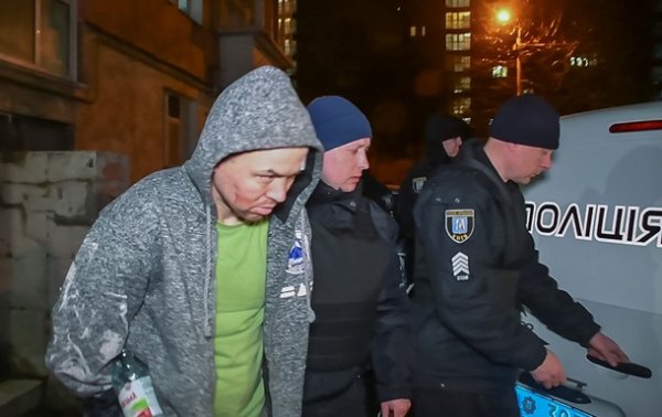 В Киеве спецназ задержал мужчину, который громил подъезд - (видео)