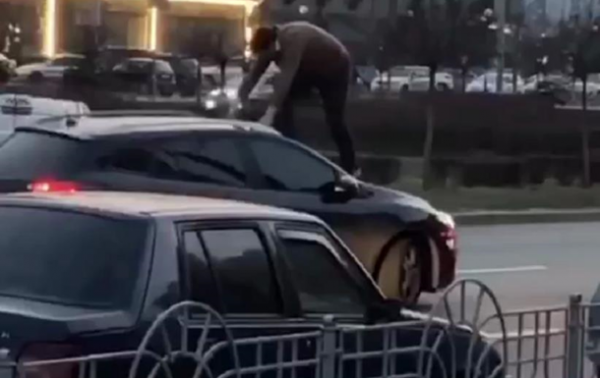 В Киеве таксист забрался на крышу движущегося авто - «Украина»