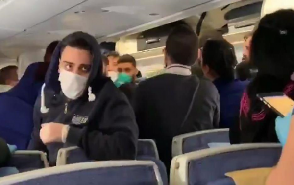 В самолете избили чихающих пассажиров - (видео)