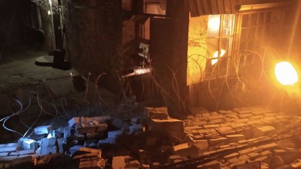 В Запорожье стена завода «Мотор Сич» обрушилась на территорию жилого дома - «Новороссия»