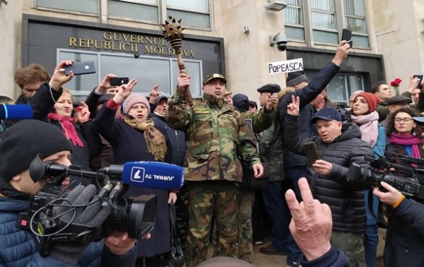 Ветераны Приднестровья штурмуют здание Кабмина Молдовы - «В мире»