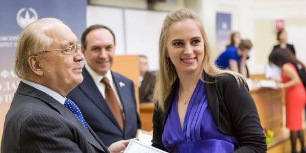 Замглавы смоленского минздрава в разгар эпидемии коронавируса улетела в отпуск в Египет - «Политика»