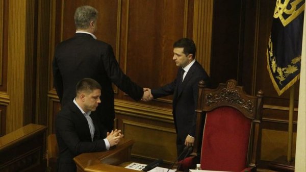 Зеленский и Порошенко пожали руки друг другу на заседании Рады - «Новороссия»