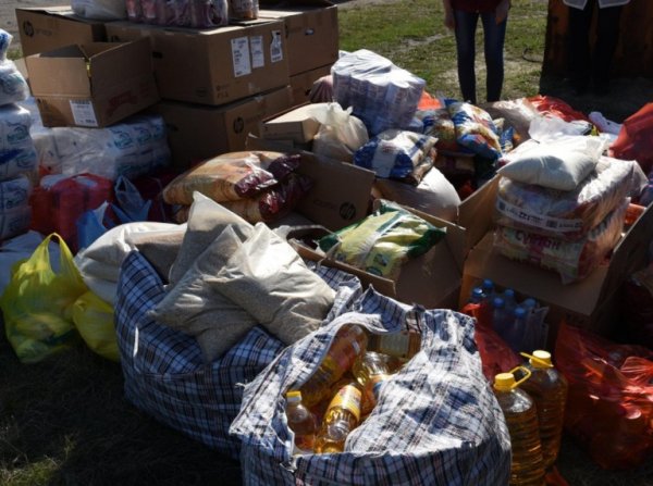 Жители пяти прифронтовых районов получили продукты и бытовую химию от депутатов ДНР - «Новороссия»