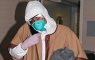 Наоми Кэмпбелл надела защитный костюм в аэропорт - «Фото»