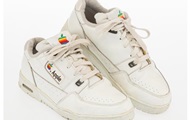 Старые кроссовки сотрудника Apple продали почти за $10 тысяч - «Фото»