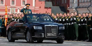 Фотографии участников войны предложили прикреплять на стекла машин - «Автоновости»