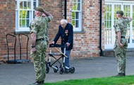 Гуляющий в саду 99-летний британец собрал на борьбу с коронавирусом £30 млн - «Фото»