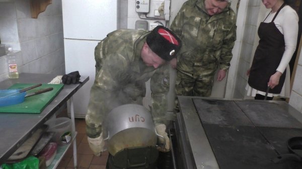 Добровольцы Донбасса из Кирова кормят бездомных горячими обедами - «Новороссия»