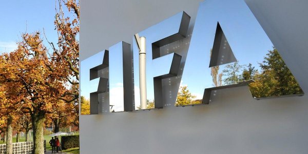 ФИФА может запретить футболистам плевать на газон во время матча - «Политика»
