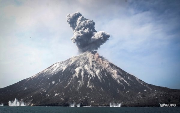 Извержение вулкана Анак-Кракатау попало на видео - «В мире»