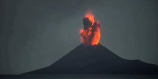 Извержение вулкана Анак-Кракатау в Индонезии сняли на видео - «Политика»