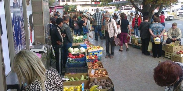 Крымский полицейский получил от уличной торговки палкой по голове после слов о важности самоизоляции - «Политика»