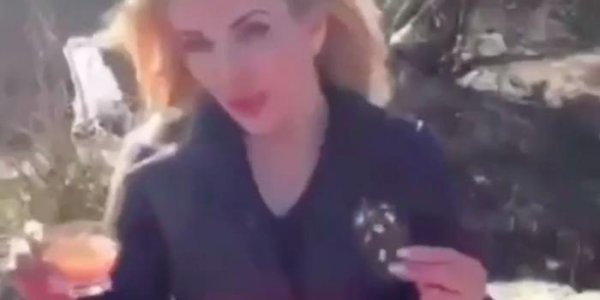 Опубликовано видео, на котором похожая на судью женщина пьет за свою "писечку сладкую" - «Политика»