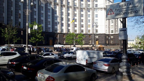 Под стенами украинского кабмина предприниматели заблокировали дорогу с требованием отмены карантина - «Новороссия»