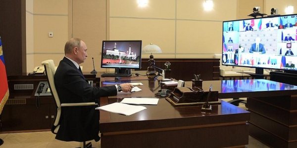 Путин поручил выделить деньги работодателям на зарплаты в апреле и мае - «Политика»