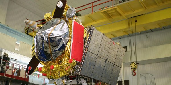 "Роскосмос" получил на аппаратуру для спутников "сумму с большим числом нулей" и сделал "дырку от бублика" - «Политика»
