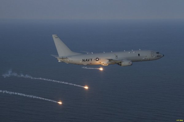 Российский Су-35 прошёл в опасной близости мимо военного самолёта ВМС США - «Военное обозрение»