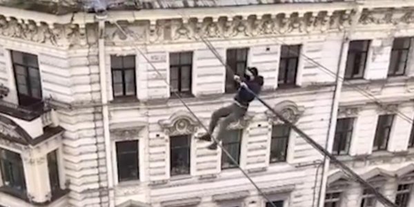 Сидящий в изоляции руфер показал экстремальные упражнения на кабеле между домами - «Политика»