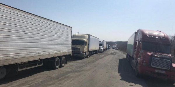 Сотни грузовиков застряли на границе России и Китая - «Политика»