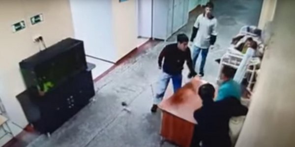 В Иркутске камеры засняли побег пациентов психбольницы - «Политика»
