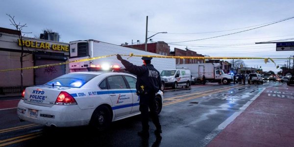В Нью-Йорке обнаружили грузовики с десятками разлагающихся трупов - «Политика»