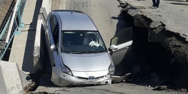 В Приморье автомобилист заснял крушение моста и сам провалился - «Политика»