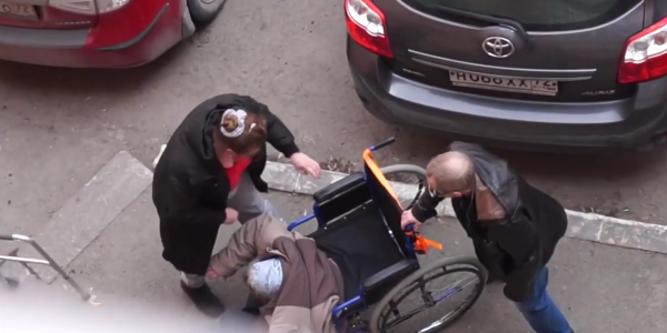 В Тюмени засняли на видео избиение пенсионерки в инвалидной коляске - «Политика»
