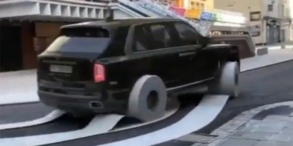 Видео: колеса Rolls-Royce заменили туалетной бумагой - «Автоновости»