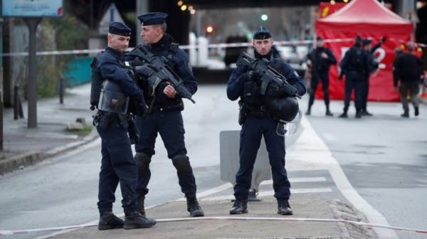 Во Франции мужчина с ножом атаковал прохожих - «Военное обозрение»
