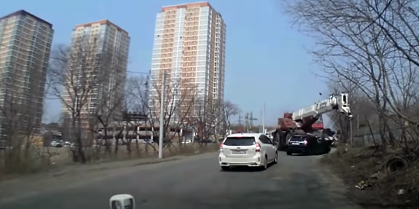 Во Владивостоке кран с отказавшими тормозами протаранил легковой автомобиль на "встречке" - «Политика»