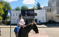 Пловец из Гидропарка приехал в МВД на лошади - «Фото»